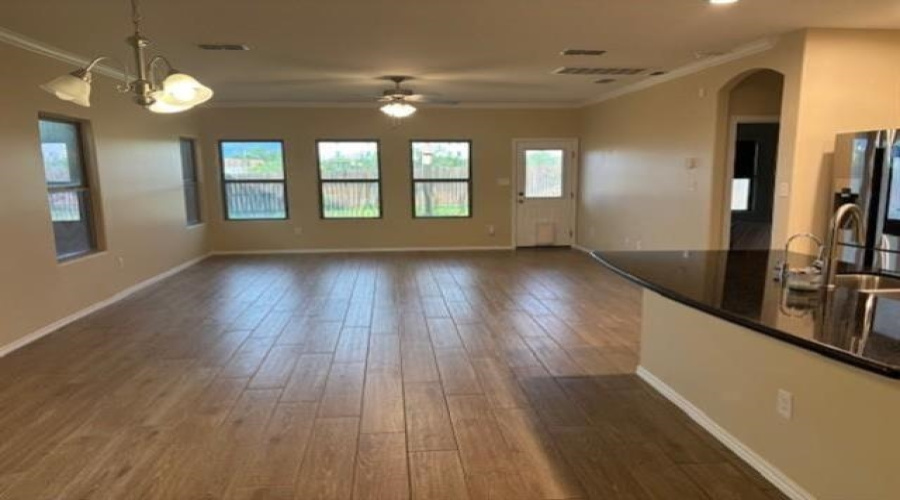 8605 Owlcreek Pass Ct, Laredo, Texas 78045, 4 Bedrooms Bedrooms, 5 Rooms Rooms,3 BathroomsBathrooms,Residential,For Rent,8605 Owlcreek Pass Ct,20263557