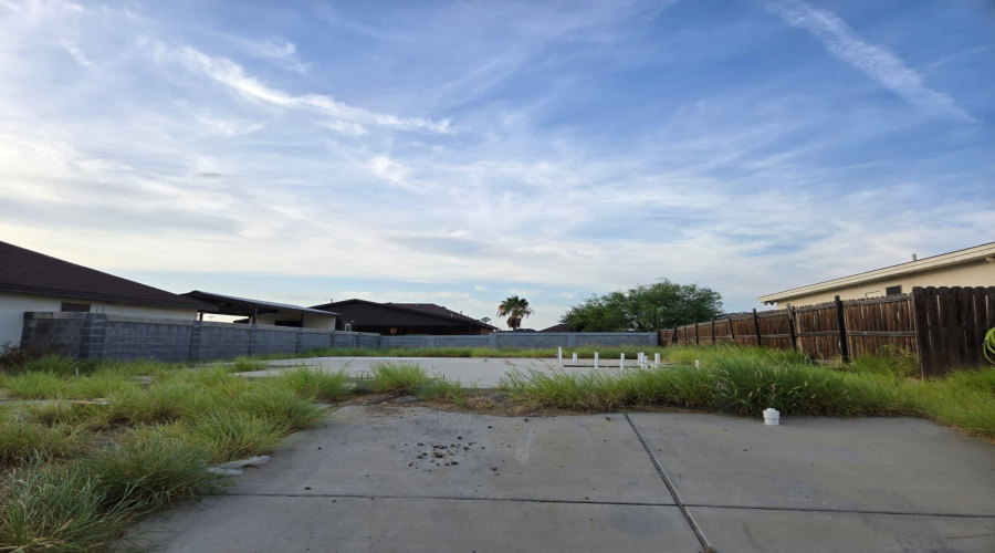 1604 Doctora Eve Perez Ln, Laredo, Texas 78046, 3 Bedrooms Bedrooms, 6 Rooms Rooms,2 BathroomsBathrooms,Residential,For Sale,1604 Doctora Eve Perez Ln,20263558