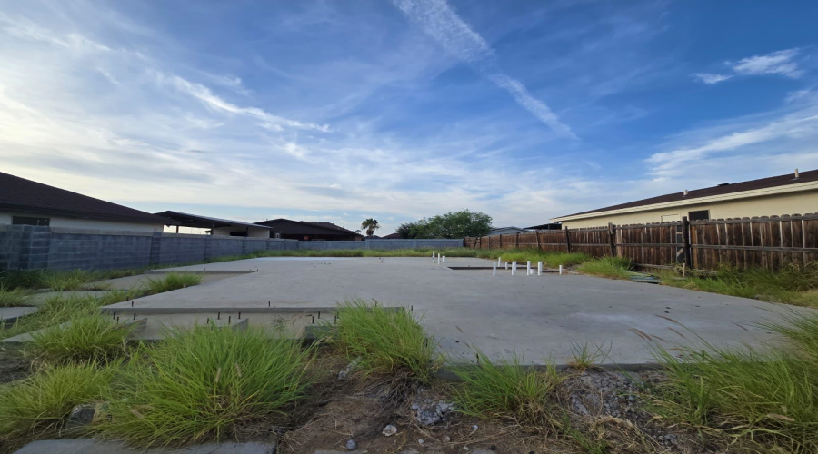 1604 Doctora Eve Perez Ln, Laredo, Texas 78046, 3 Bedrooms Bedrooms, 6 Rooms Rooms,2 BathroomsBathrooms,Residential,For Sale,1604 Doctora Eve Perez Ln,20263558