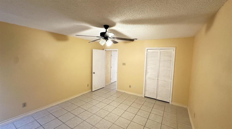 100 E Aurora St, Laredo, Texas 78041, 1 Bedroom Bedrooms, 4 Rooms Rooms,1 BathroomBathrooms,Residential,For Sale,100 E Aurora St,20263560