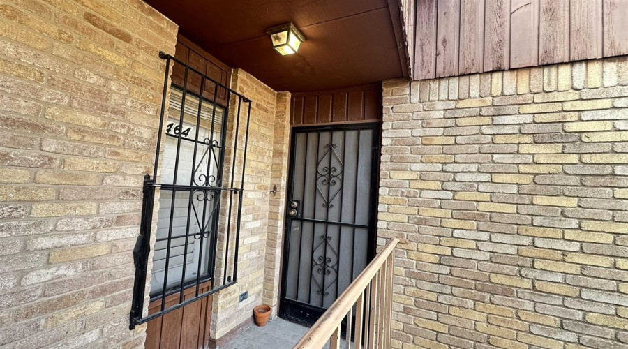 100 E Aurora St, Laredo, Texas 78041, 1 Bedroom Bedrooms, 4 Rooms Rooms,1 BathroomBathrooms,Residential,For Sale,100 E Aurora St,20263560