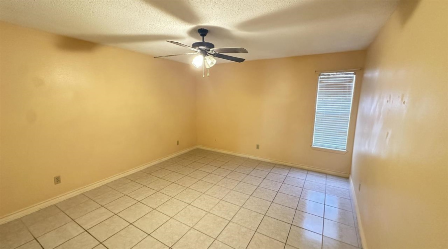 100 E Aurora St, Laredo, Texas 78041, 1 Bedroom Bedrooms, 4 Rooms Rooms,1 BathroomBathrooms,Residential,For Sale,100 E Aurora St,20263560
