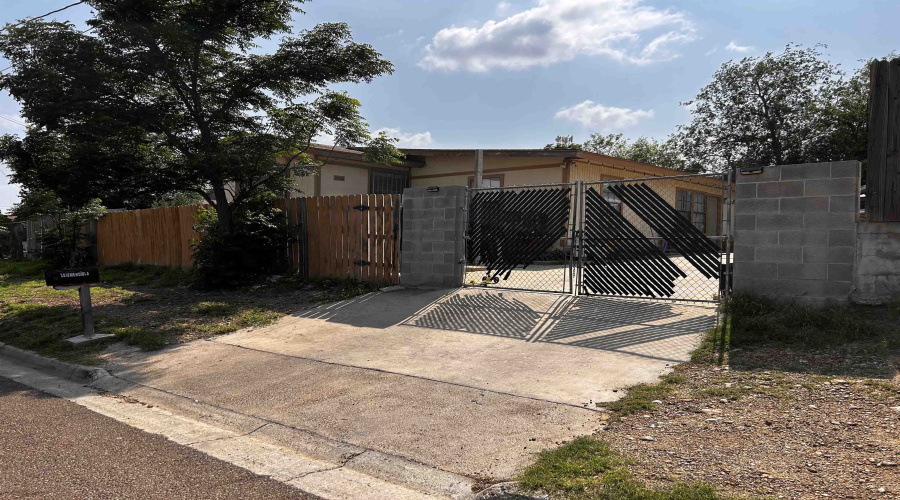2818 Mendiola Ave, Laredo, Texas 78043, 3 Bedrooms Bedrooms, 5 Rooms Rooms,1 BathroomBathrooms,Residential,For Sale,2818 Mendiola Ave,20261762
