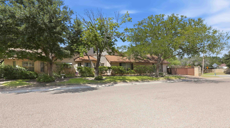 3301 Winsome Ct, Laredo, Texas 78045, 4 Bedrooms Bedrooms, 7 Rooms Rooms,2 BathroomsBathrooms,Residential,For Sale,3301 Winsome Ct,20263579