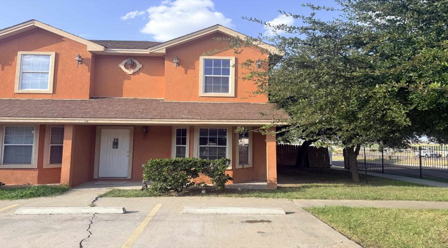1016 Dicky Lane, Laredo, Texas 78043, 2 Bedrooms Bedrooms, 4 Rooms Rooms,1 BathroomBathrooms,Residential,For Rent,1016 Dicky Lane,20263600
