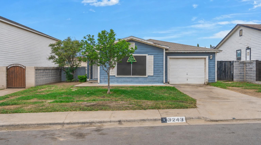 3243 Saint Kathryn Lp, Laredo, Texas 78046, 3 Bedrooms Bedrooms, 5 Rooms Rooms,2 BathroomsBathrooms,Residential,For Sale,3243 Saint Kathryn Lp,20263605