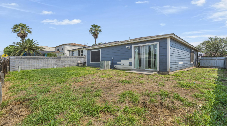 3243 Saint Kathryn Lp, Laredo, Texas 78046, 3 Bedrooms Bedrooms, 5 Rooms Rooms,2 BathroomsBathrooms,Residential,For Sale,3243 Saint Kathryn Lp,20263605