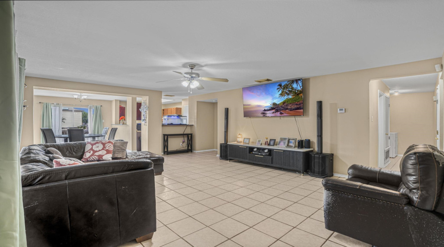 3243 Saint Kathryn Lp, Laredo, Texas 78046, 3 Bedrooms Bedrooms, 5 Rooms Rooms,2 BathroomsBathrooms,Residential,For Sale,3243 Saint Kathryn Lp,20263605