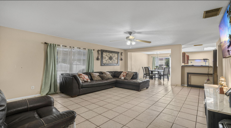 3243 Saint Kathryn Lp, Laredo, Texas 78046, 3 Bedrooms Bedrooms, 5 Rooms Rooms,2 BathroomsBathrooms,Residential,For Sale,3243 Saint Kathryn Lp,20263605