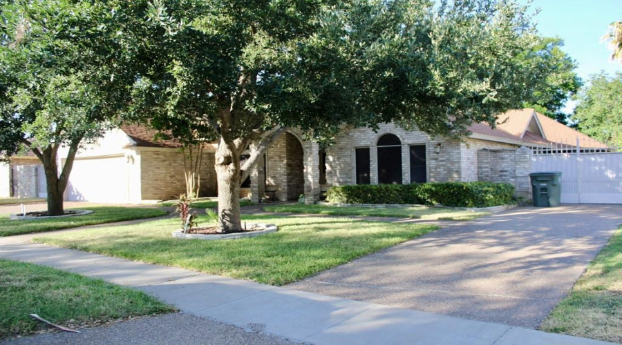 1013 King Ln, Laredo, Texas 78045, 3 Bedrooms Bedrooms, 6 Rooms Rooms,2 BathroomsBathrooms,Residential,For Sale,1013 King Ln,20263607