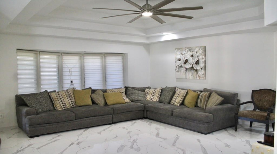1013 King Ln, Laredo, Texas 78045, 3 Bedrooms Bedrooms, 6 Rooms Rooms,2 BathroomsBathrooms,Residential,For Sale,1013 King Ln,20263607