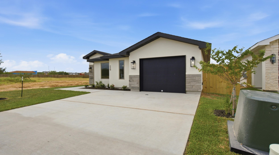 229 Lusitano Dr., Laredo, Texas 78046, 3 Bedrooms Bedrooms, 4 Rooms Rooms,2 BathroomsBathrooms,Residential,For Sale,229 Lusitano Dr.,20263621