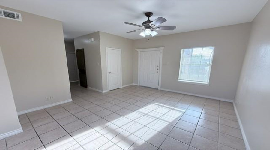1001 E Travis St, Laredo, Texas 78041, 2 Bedrooms Bedrooms, 4 Rooms Rooms,1 BathroomBathrooms,Residential,For Rent,1001 E Travis St,20263624