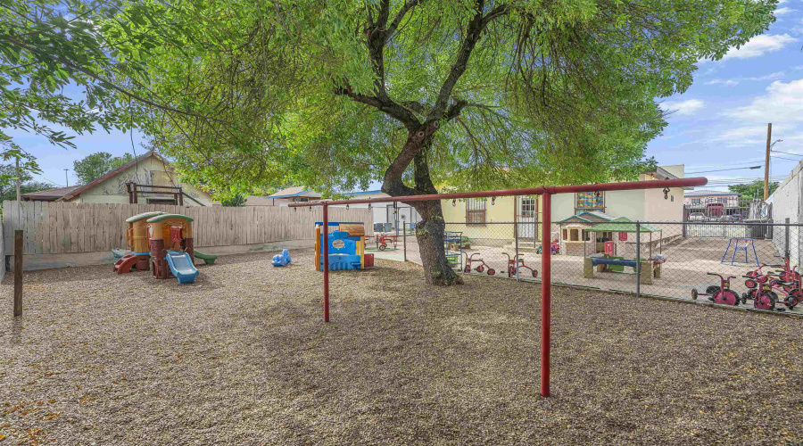 315 W Saunders St, Laredo, Texas 78041, 1 Room Rooms,3 BathroomsBathrooms,Commercial retail/office,For Sale,315 W Saunders St,20263631
