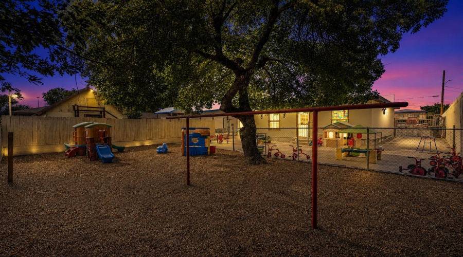 315 W Saunders St, Laredo, Texas 78041, 1 Room Rooms,3 BathroomsBathrooms,Commercial retail/office,For Sale,315 W Saunders St,20263631