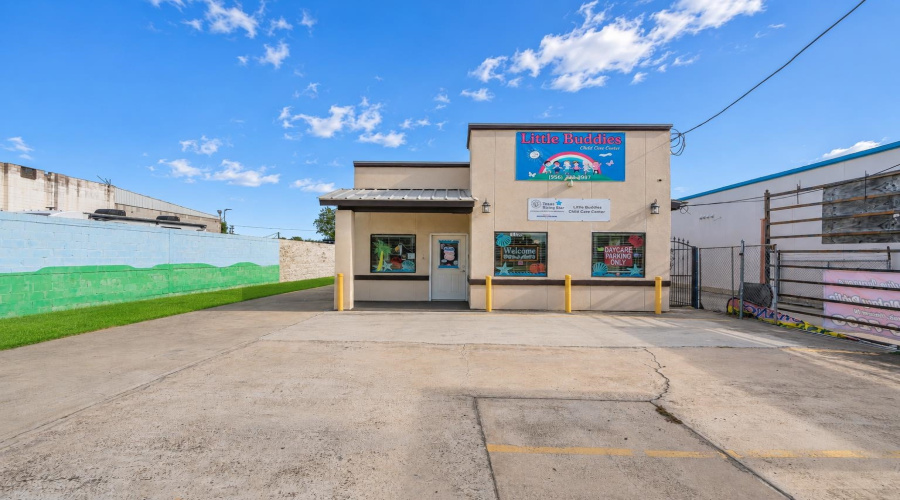 315 W Saunders St, Laredo, Texas 78041, 1 Room Rooms,3 BathroomsBathrooms,Commercial retail/office,For Sale,315 W Saunders St,20263631