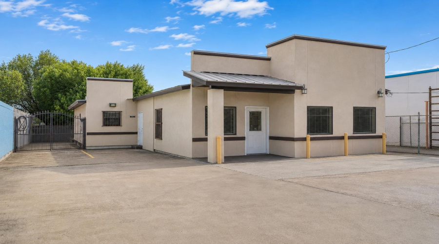 315 W Saunders St, Laredo, Texas 78041, 1 Room Rooms,3 BathroomsBathrooms,Commercial retail/office,For Sale,315 W Saunders St,20263631