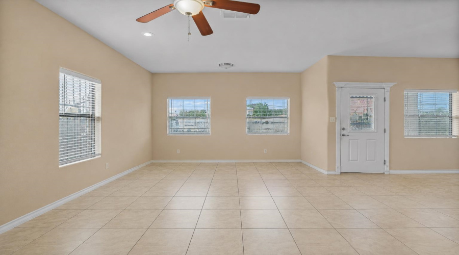315 W Saunders St, Laredo, Texas 78041, 1 Room Rooms,3 BathroomsBathrooms,Commercial retail/office,For Sale,315 W Saunders St,20263631