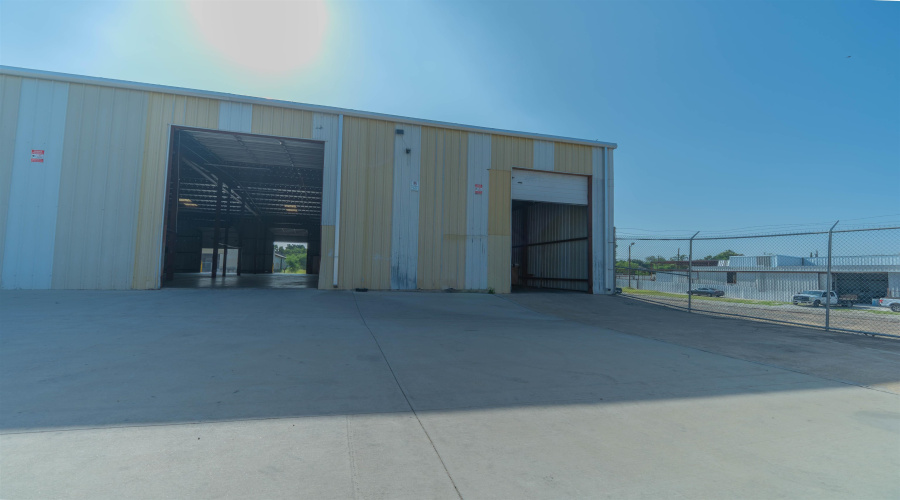1217 Guatemozin St, Laredo, Texas 78043, 1 Bedroom Bedrooms, 21 Rooms Rooms,2 BathroomsBathrooms,Commercial/industrial,For Rent,1217 Guatemozin St,20263641