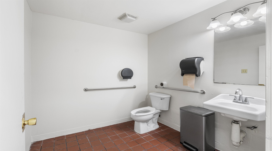 2803 Zacatecas St, Laredo, Texas 78046, 1 Room Rooms,2 BathroomsBathrooms,Commercial retail/office,For Sale,2803 Zacatecas St,20263642