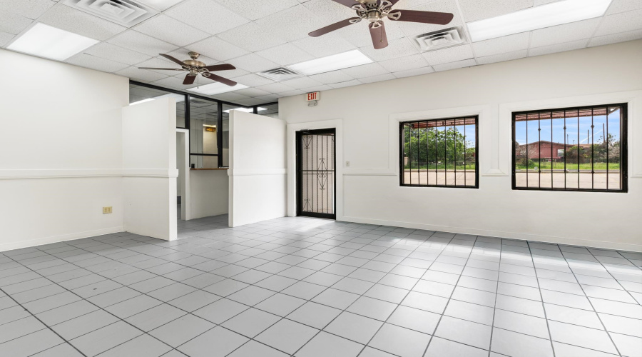 2803 Zacatecas St, Laredo, Texas 78046, 1 Room Rooms,2 BathroomsBathrooms,Commercial retail/office,For Sale,2803 Zacatecas St,20263642