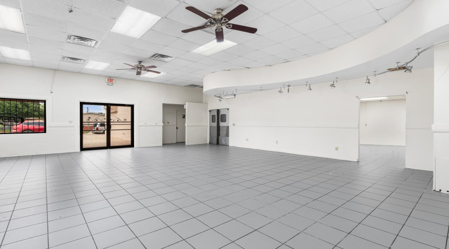 2803 Zacatecas St, Laredo, Texas 78046, 1 Room Rooms,2 BathroomsBathrooms,Commercial retail/office,For Sale,2803 Zacatecas St,20263642
