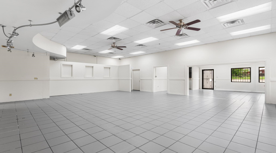 2803 Zacatecas St, Laredo, Texas 78046, 1 Room Rooms,2 BathroomsBathrooms,Commercial retail/office,For Sale,2803 Zacatecas St,20263642