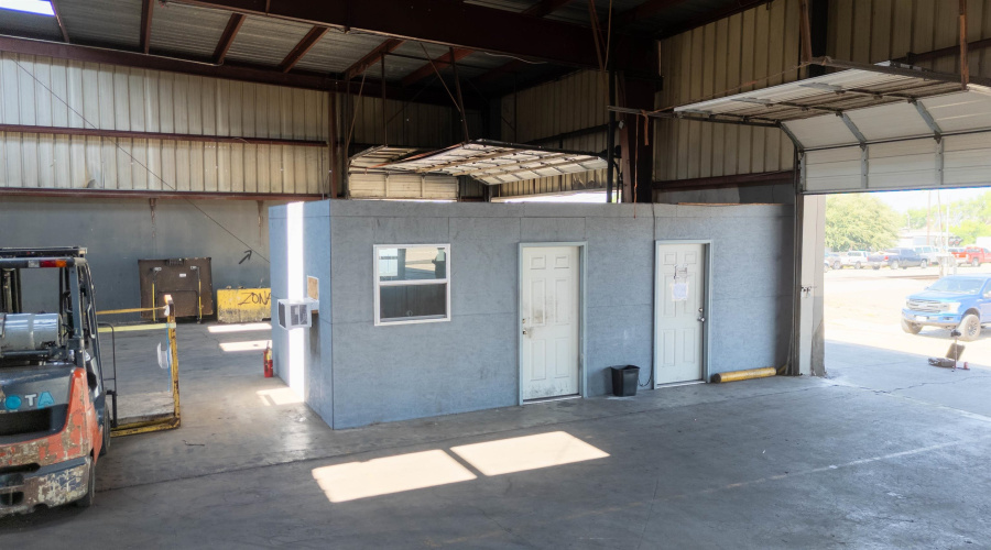 1001 Guatemozin St, Laredo, Texas 78043, 1 Bedroom Bedrooms, 11 Rooms Rooms,2 BathroomsBathrooms,Commercial/industrial,For Rent,1001 Guatemozin St,20263643