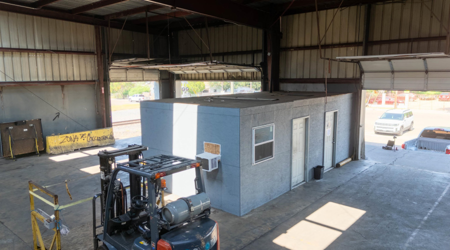 1001 Guatemozin St, Laredo, Texas 78043, 1 Bedroom Bedrooms, 11 Rooms Rooms,2 BathroomsBathrooms,Commercial/industrial,For Rent,1001 Guatemozin St,20263643