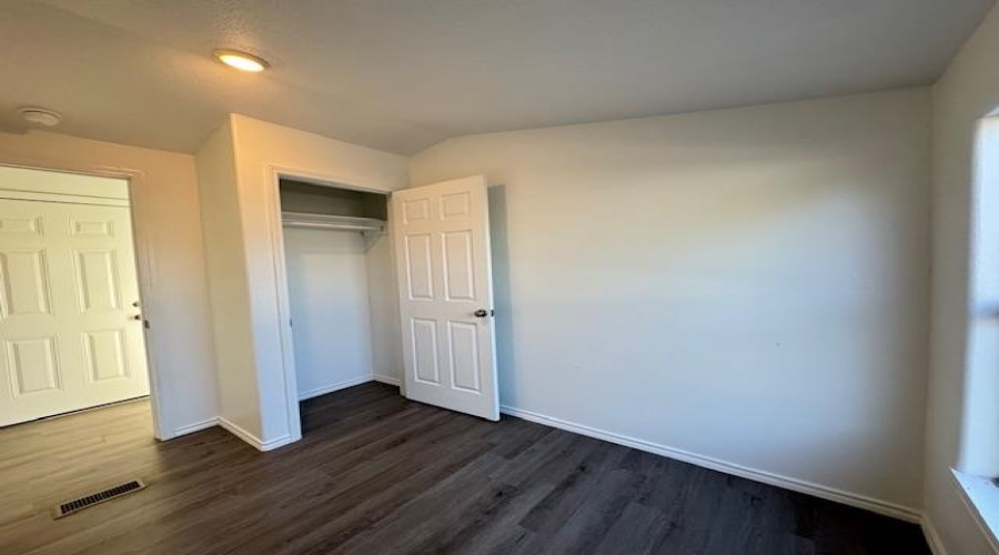 3509 Paradise Dr, Laredo, Texas 78046, 4 Bedrooms Bedrooms, 6 Rooms Rooms,2 BathroomsBathrooms,Residential,For Sale,3509 Paradise Dr,20263635