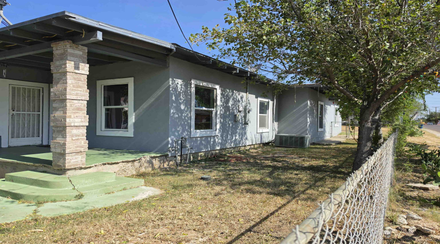 820 Stewart St, Laredo, Texas 78040, 4 Bedrooms Bedrooms, 6 Rooms Rooms,2 BathroomsBathrooms,Residential,For Sale,820 Stewart St,20263636