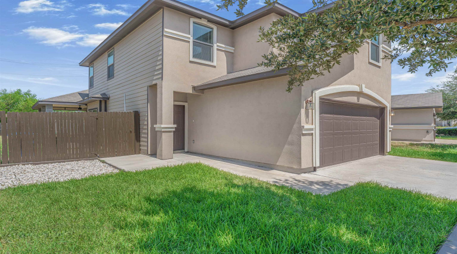 1601 Ann Harbor St, Laredo, Texas 78045, 4 Bedrooms Bedrooms, 7 Rooms Rooms,2 BathroomsBathrooms,Residential,For Sale,1601 Ann Harbor St,20263639