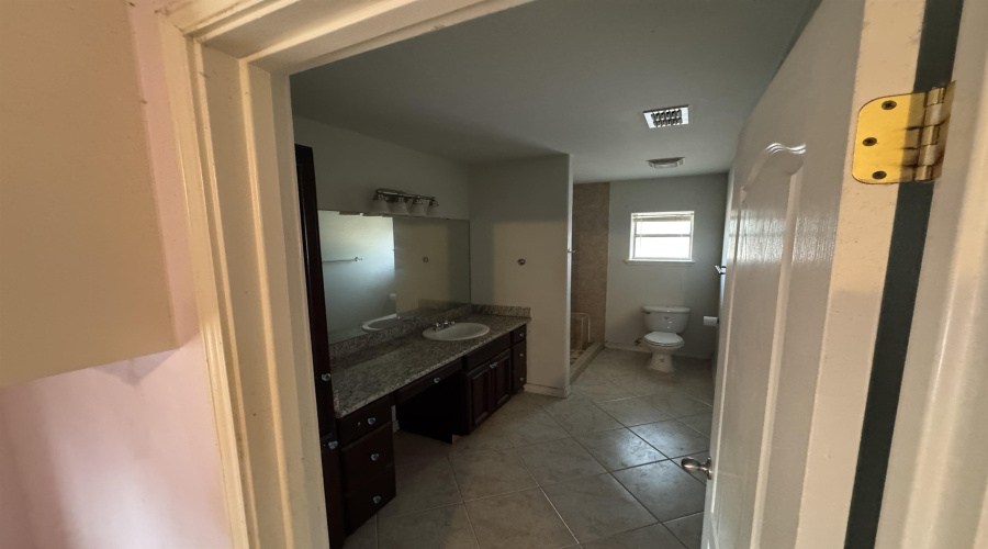 2102 Market St, Laredo, Texas 78043, 3 Bedrooms Bedrooms, 3 Rooms Rooms,2 BathroomsBathrooms,Residential,For Sale,2102 Market St,20263649