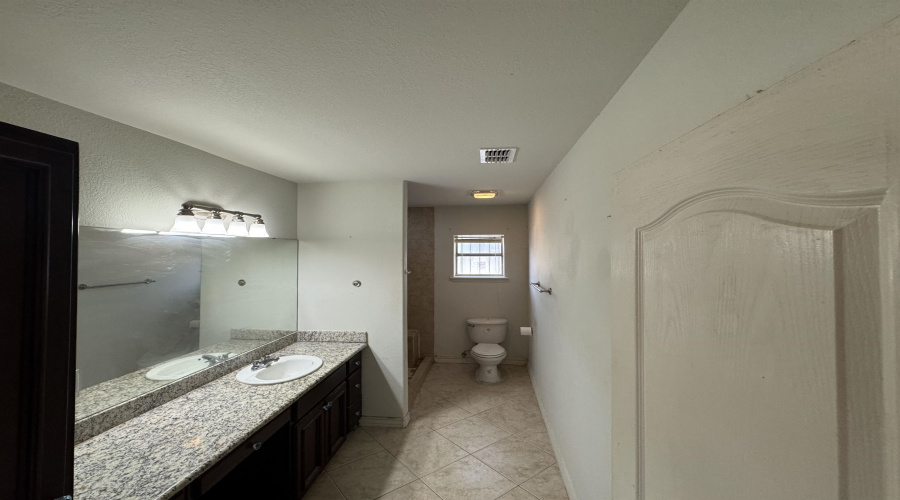 2102 Market St, Laredo, Texas 78043, 3 Bedrooms Bedrooms, 3 Rooms Rooms,2 BathroomsBathrooms,Residential,For Sale,2102 Market St,20263649