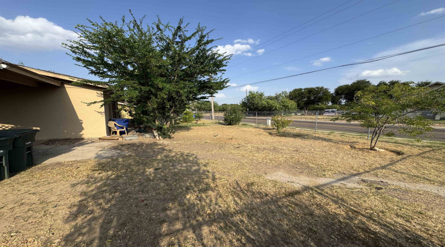 2102 Market St, Laredo, Texas 78043, 3 Bedrooms Bedrooms, 3 Rooms Rooms,2 BathroomsBathrooms,Residential,For Sale,2102 Market St,20263649