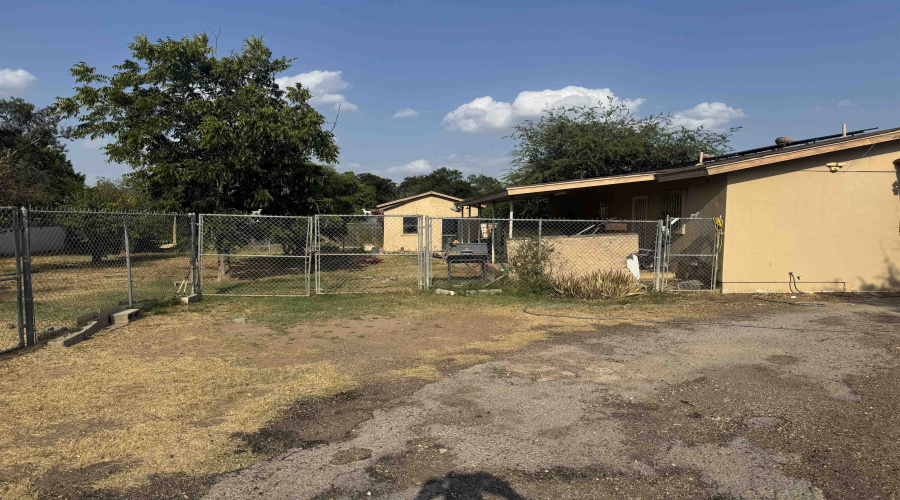2102 Market St, Laredo, Texas 78043, 3 Bedrooms Bedrooms, 3 Rooms Rooms,2 BathroomsBathrooms,Residential,For Sale,2102 Market St,20263649