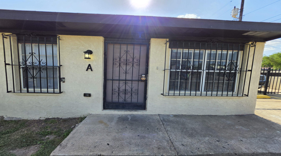 3019 Corpus Christi St, Laredo, Texas 78043, 2 Bedrooms Bedrooms, 3 Rooms Rooms,1 BathroomBathrooms,Residential,For Rent,3019 Corpus Christi St,20263659