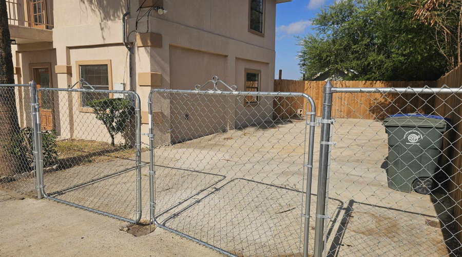 3220 San Salvador St, Laredo, Texas 78046, 4 Bedrooms Bedrooms, 3 Rooms Rooms,2 BathroomsBathrooms,Residential,For Sale,3220 San Salvador St,20263664
