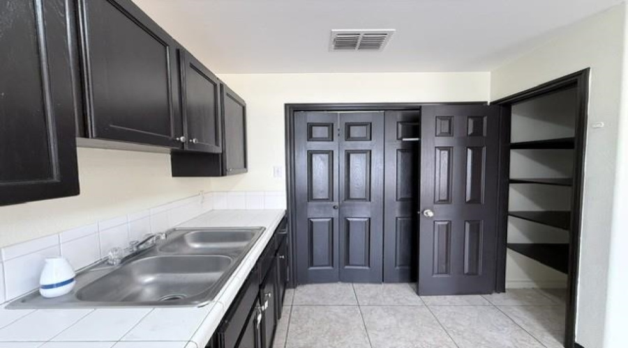 529 Norwich Lp, Laredo, Texas 78045, 2 Bedrooms Bedrooms, 4 Rooms Rooms,1 BathroomBathrooms,Residential,For Rent,529 Norwich Lp,20263672