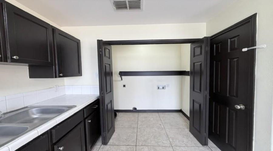 529 Norwich Lp, Laredo, Texas 78045, 2 Bedrooms Bedrooms, 4 Rooms Rooms,1 BathroomBathrooms,Residential,For Rent,529 Norwich Lp,20263672