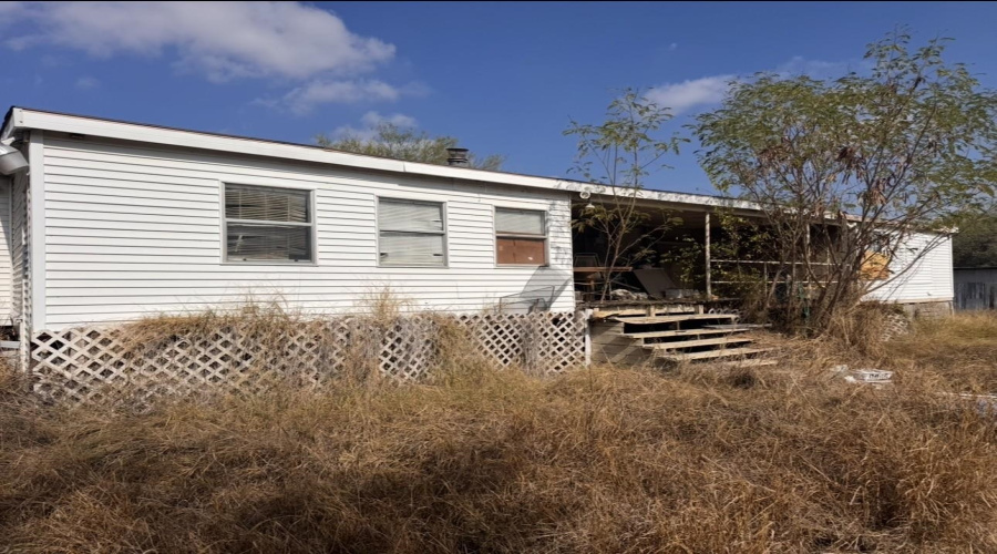 1604 Siesta Ln, ZAPATA, Texas 78076, 3 Bedrooms Bedrooms, 5 Rooms Rooms,2 BathroomsBathrooms,Residential,For Sale,1604 Siesta Ln,20263692