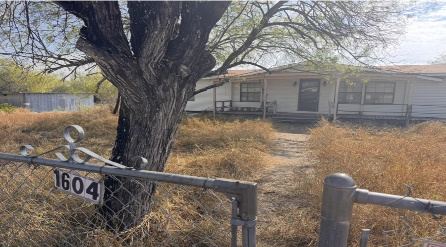 1604 Siesta Ln, ZAPATA, Texas 78076, 3 Bedrooms Bedrooms, 5 Rooms Rooms,2 BathroomsBathrooms,Residential,For Sale,1604 Siesta Ln,20263692