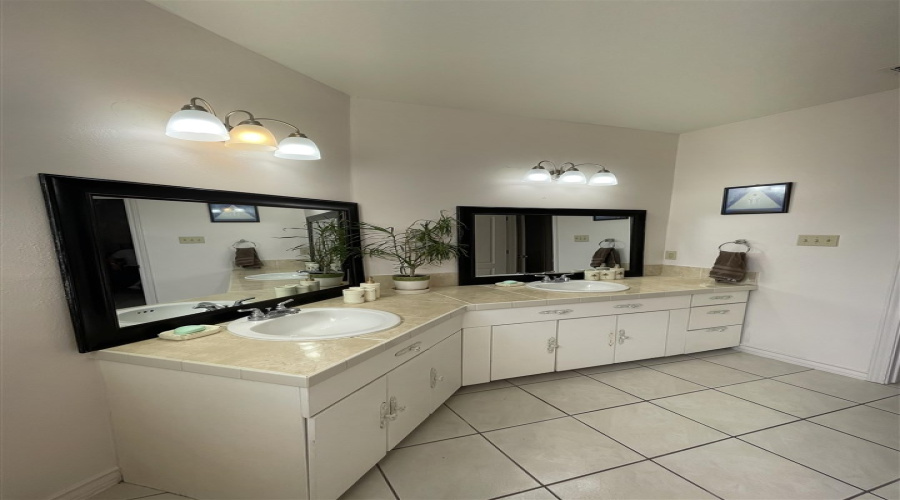 104 Flathead Lake Dr, Laredo, Texas 78041, 3 Bedrooms Bedrooms, 7 Rooms Rooms,4 BathroomsBathrooms,Residential,For Rent,104 Flathead Lake Dr,20262743