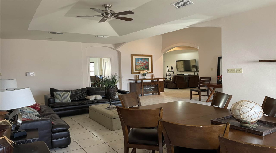 104 Flathead Lake Dr, Laredo, Texas 78041, 3 Bedrooms Bedrooms, 7 Rooms Rooms,4 BathroomsBathrooms,Residential,For Rent,104 Flathead Lake Dr,20262743