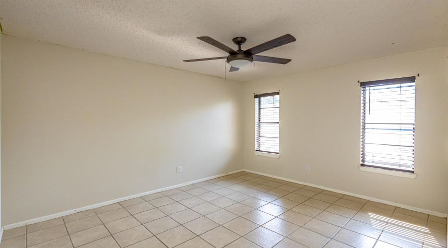 100 E Aurora St, Laredo, Texas 78041, 2 Bedrooms Bedrooms, 4 Rooms Rooms,1 BathroomBathrooms,Residential,For Sale,100 E Aurora St,20263702