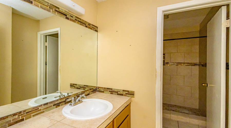 100 E Aurora St, Laredo, Texas 78041, 2 Bedrooms Bedrooms, 4 Rooms Rooms,1 BathroomBathrooms,Residential,For Sale,100 E Aurora St,20263702