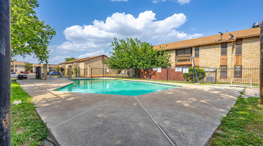 100 E Aurora St, Laredo, Texas 78041, 2 Bedrooms Bedrooms, 4 Rooms Rooms,1 BathroomBathrooms,Residential,For Sale,100 E Aurora St,20263702