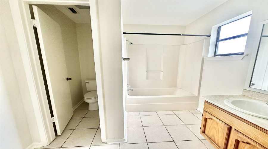 1304 Rosario St, Laredo, Texas 78040-8839, 2 Bedrooms Bedrooms, 4 Rooms Rooms,2 BathroomsBathrooms,Residential,For Rent,1304 Rosario St,20263703
