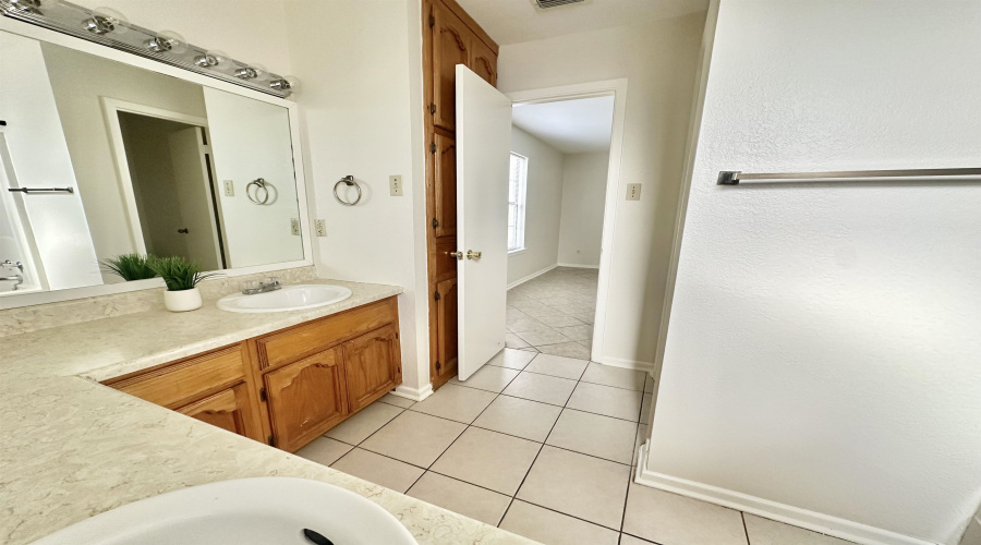 1304 Rosario St, Laredo, Texas 78040-8839, 2 Bedrooms Bedrooms, 4 Rooms Rooms,2 BathroomsBathrooms,Residential,For Rent,1304 Rosario St,20263703