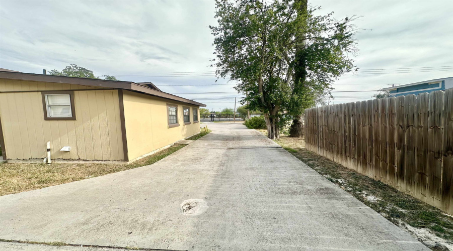 1304 Rosario St, Laredo, Texas 78040-8839, 2 Bedrooms Bedrooms, 4 Rooms Rooms,2 BathroomsBathrooms,Residential,For Rent,1304 Rosario St,20263703